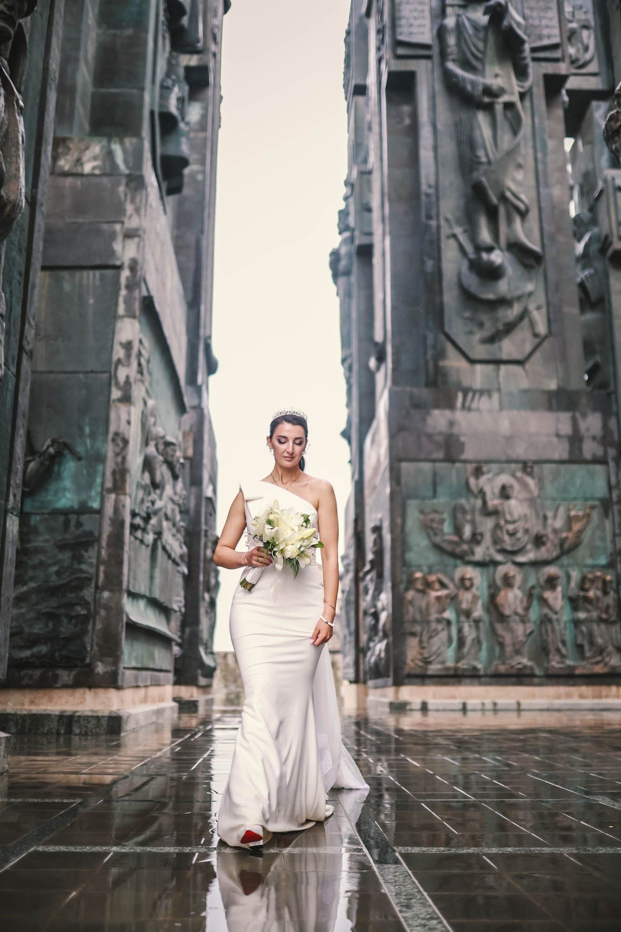 Bride holding a blush and ivory rose bouquet